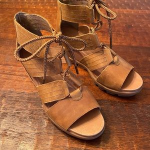 SOREL Joanie II like new sandals size 9.5